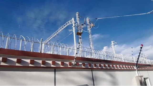 在海拔3700米高原裝電子圍欄是什么體驗？ 打卡西藏第一條電氣化鐵路